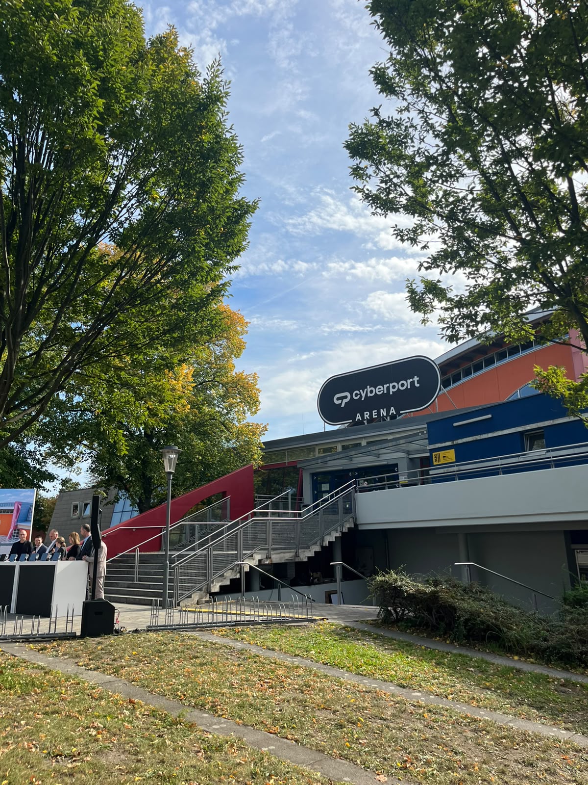 Mehrzweckhalle Bodenbacher Straße heißt ab sofort Cyberport Arena